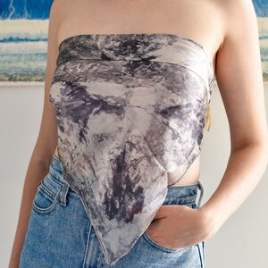 Batik zijden sjaal, grijs en wit hand geverfd en gewaxt, vintage zijden sjaal, y2k festival sjaal top