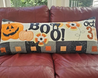 キンバーベル ハロウィン ブー ベンチ ピローカバー：刺繍アップリケ、裏面はクモの巣模様