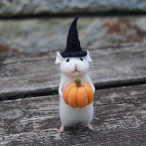 Halloween mouse with a pumpkin, Needle felted mouse, Needle felted animal, Needle felted miniature