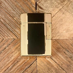 Encendedor S. T. Dupont - Línea 1 - Modelo pequeño - Diseño Windsor - Laca china negra - Bañado en oro - Vintage