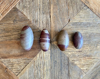 Set di pietre Shiva Lingam: pietre del fiume Narmada, India