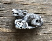 Bone netsuke representing a mythical beast - Netsuke en os représentant un animal mythique