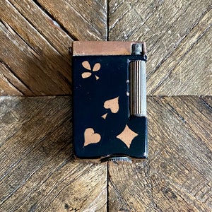 Briquet à essence Aquilux, couche de cartes en émail noir avec les 4 designs du jeu de cartes - vintage