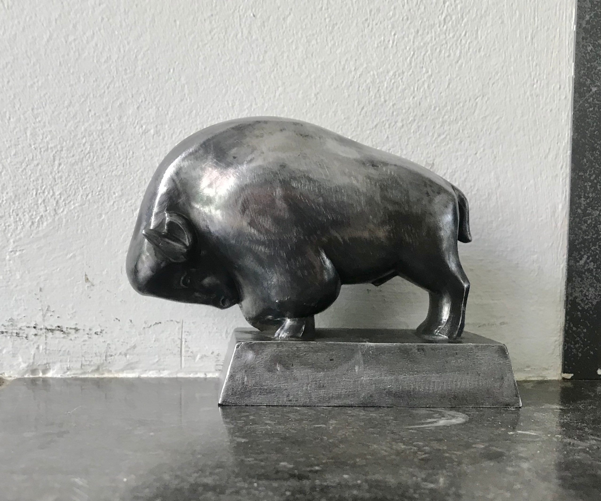 Small metal bull sculpture Petite statue de taureau en acier