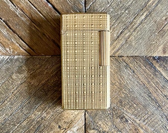 Encendedor Dunhill - Diseño Príncipe de Gales - Bañado en oro - Vintage