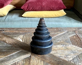 Série de dix poids en fer, formant une intrigante pyramide d’inspiration zen - Antique