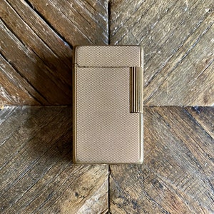 S. T. Dupont lighter, Line 1 - Large model - Light guilloché design - Gold-plated - Initials "RF"- Vintage