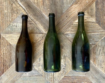 Bouteilles anciennes en verre soufflé, avec différentes nuances de vert et de brun