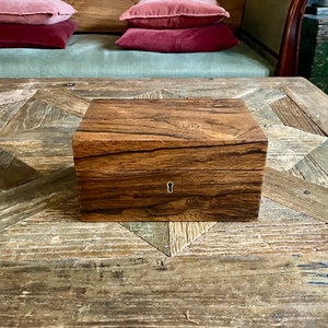 Rosewood and cedar cigar humidor with hygrometer, with a cigar cutter - Vintage