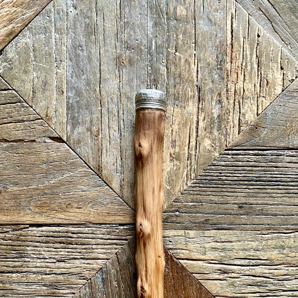 Canne de marche folklorique en bois de bruyère ou de néflier, avec un bouton argenté pour le manche - Antiquité