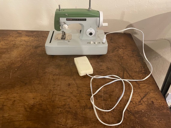 Vtg Zig Zag Sew-ette Mini Portable Sewing Machine 