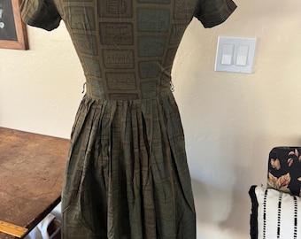 Vtg 50er / 60er Jahre Neuheit Print Green Day Kleid BETTY BARCLAY