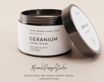 Può includere: Un barattolo bianco con un coperchio nero contenente uno scrub allo zucchero. L'etichetta recita "Your Brand Name Here apothecary Geranium Sugar Scrub for Face & Body 4 oz 118 ml".