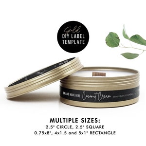 Puede incluir: Plantilla de etiqueta de vela DIY dorada con fondo negro y texto blanco. La plantilla se muestra en una lata de vela dorada con una mecha de madera y el texto "Coconut Cream" en la etiqueta. La vela está sobre un fondo blanco con una rama de hojas de eucalipto.