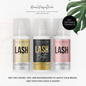 Op de afbeelding: Drie witte plastic flessen met doorzichtige spuitkoppen en etiketten. De etiketten zijn zwart, goud en roze met de tekst "YOUR BRAND cosmetic co. LASH Bath eyelash cleanser MOISTURIZES + PROTECTS 0 oz | 100ml" op elk.