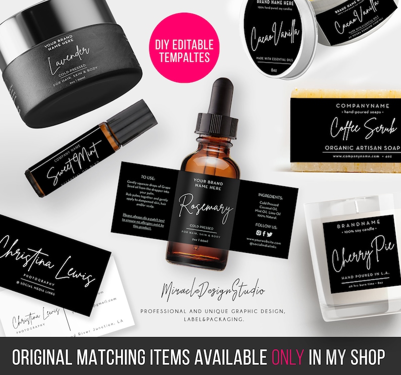 Puede incluir: Una colecci&oacute;n de etiquetas en blanco y negro con texto escrito a mano para varios productos, incluyendo una vela, jab&oacute;n, exfoliante corporal y aceite esencial. Las etiquetas presentan nombres de productos como "Lavender", "Cacao Vanilla", "Sweet Mint", "Rosemary", "Coffee Scrub" y "Cherry Pie". Las etiquetas est&aacute;n dise&ntilde;adas para uso de bricolaje y son editables.