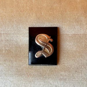 Cabujón de piedra preciosa de ónix en oro amarillo de 14 k para joyería / Anillo o colgante antiguo de caballero con inicial de letra S / Suministros de joyería