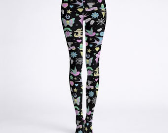 Meia-calça preta com estampa listrada estilo gótico retrô, em tons pastel, com detalhes de tatuagem. Tamanhos P a 2GG.