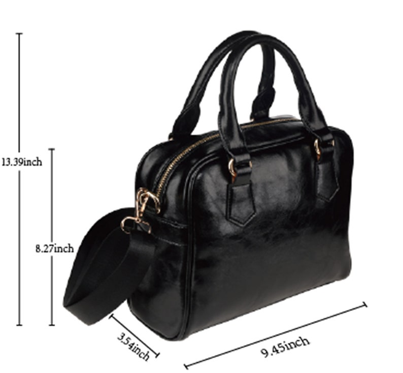 K&ouml;nnte beinhalten: Schwarze Ledertasche mit Henkel und verstellbarem Schultergurt. Die Tasche ist 34 cm hoch, 24 cm breit und 21 cm tief.