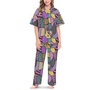 Peut inclure: Ensemble de pyjama deux pièces avec un motif patchwork dans les tons de violet, rose, jaune et gris. Le haut à manches courtes a un col et une fermeture boutonnée. Le pantalon assorti a une coupe décontractée.