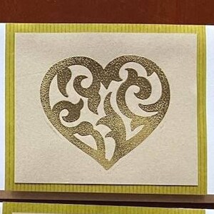 Handgefertigte Grußkarten mit goldenem Thermografie-Herzdesign auf der Vorderseite