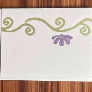 Conjunto de 6 cartões feitos à mão em branco com uma única flor roxa na videira