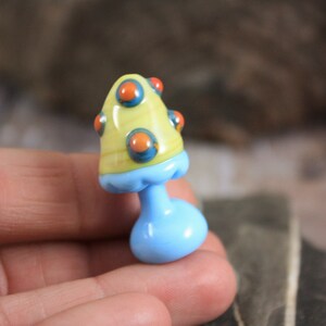Grzybowy ziemski przyjaciel, miniaturowy grzyb, szklana miniatura, akcesoria do ogrodu wróżek, figurka do terrarium, szklany grzyb, malutki grzyb