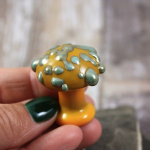 Grzybowy ziemski przyjaciel, szklany grzyb, szklana miniatura, akcesoria do ogrodu wróżek, figurka do terrarium, miniaturowy grzyb, mała figurka nr 6