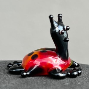 Mini figura de mariquita de cristal – Escultura de mariquita de cristal soplado – Miniatura de mariquita roja – Decoración para casa de muñecas – Regalos de insectos adorables