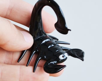 Black Glass Scorpion Figurine – Hand-Blown Murano Style Miniature – Gothic Desk Decor – Unique Gift for Him