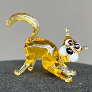 Yellow Glass Cat Figurine – Miniature Blown Glass Kitten – Small Art Glass Cat Statue – Dollhouse Cat Figure – Micro Cat Sculpture Gifts