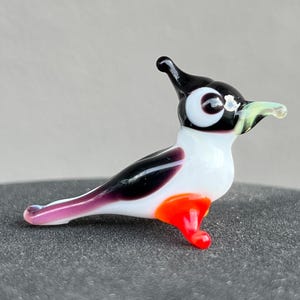 Micro Glass Bird Figurine – Tiny Hand-Blown Bird Statue – Miniature Glass Bird Sculpture – Dollhouse Bird Décor – Small Bird Collectible