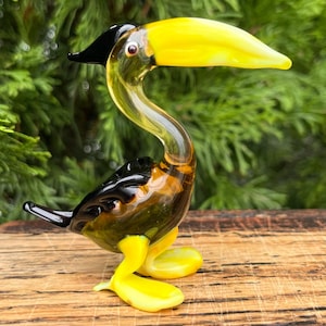 Figura de pelícano de vidrio amarillo / Escultura de pelícano soplado artesanalmente / Pájaro coleccionable único / Regalo perfecto para amantes de los pelícanos y decoración del hogar