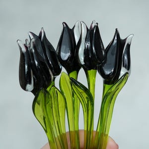 Figura de tulipán de vidrio negro, flor de vidrio soplado a mano con tallo, maceta y decoración de jardín, adorno para estantería, regalo floral único.