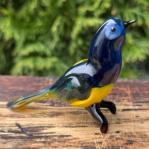 Elegant Glass Bird Figurine – Handcrafted Miniature Bird Sculpture – Nature-Inspired Glass Decor – Unique Bird Gift – Artistic Bird Keepsake