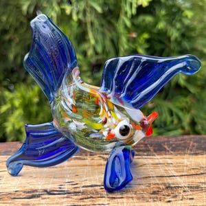 Figura de pez de cristal azul – Miniatura de pez de cristal soplado – Escultura de pez azul estilo Murano – Decoración para acuarios – Regalo para amantes de los peces