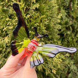 Figurine papillon en verre vert - Sculpture animalière en verre fusionné - Cadeau papillon miniature - Décoration de ménagerie en verre - Décoration en verre faite main