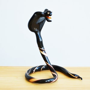 Figurine de serpent en verre noir - Sculpture de serpent en verre soufflé - Cobra de Murano fait main - Statue de reptile de collection - Cadeau unique pour les amateurs de serpents