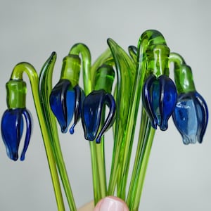 Figurina di fiore di bucaneve in vetro blu, scultura floreale soffiata a mano, mini decorazione da giardino in vetro, mensola e vaso decorativo, regalo floreale unico