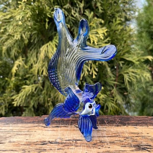 Figura de pez de cristal azul – Escultura de pez de cristal soplado – Animal marino de Murano – Pequeño pez oceánico coleccionable – Regalo único para amantes de los acuarios