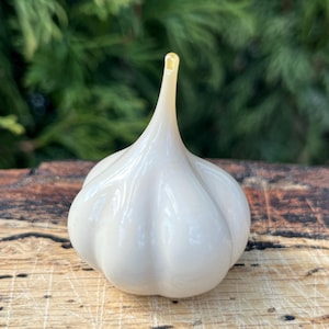 Glass Garlic Figurine | Hand Blown Murano Style Vegetable Sculpture | Fused Glass Miniature | Garden Decor | Unique Gift for Collectors