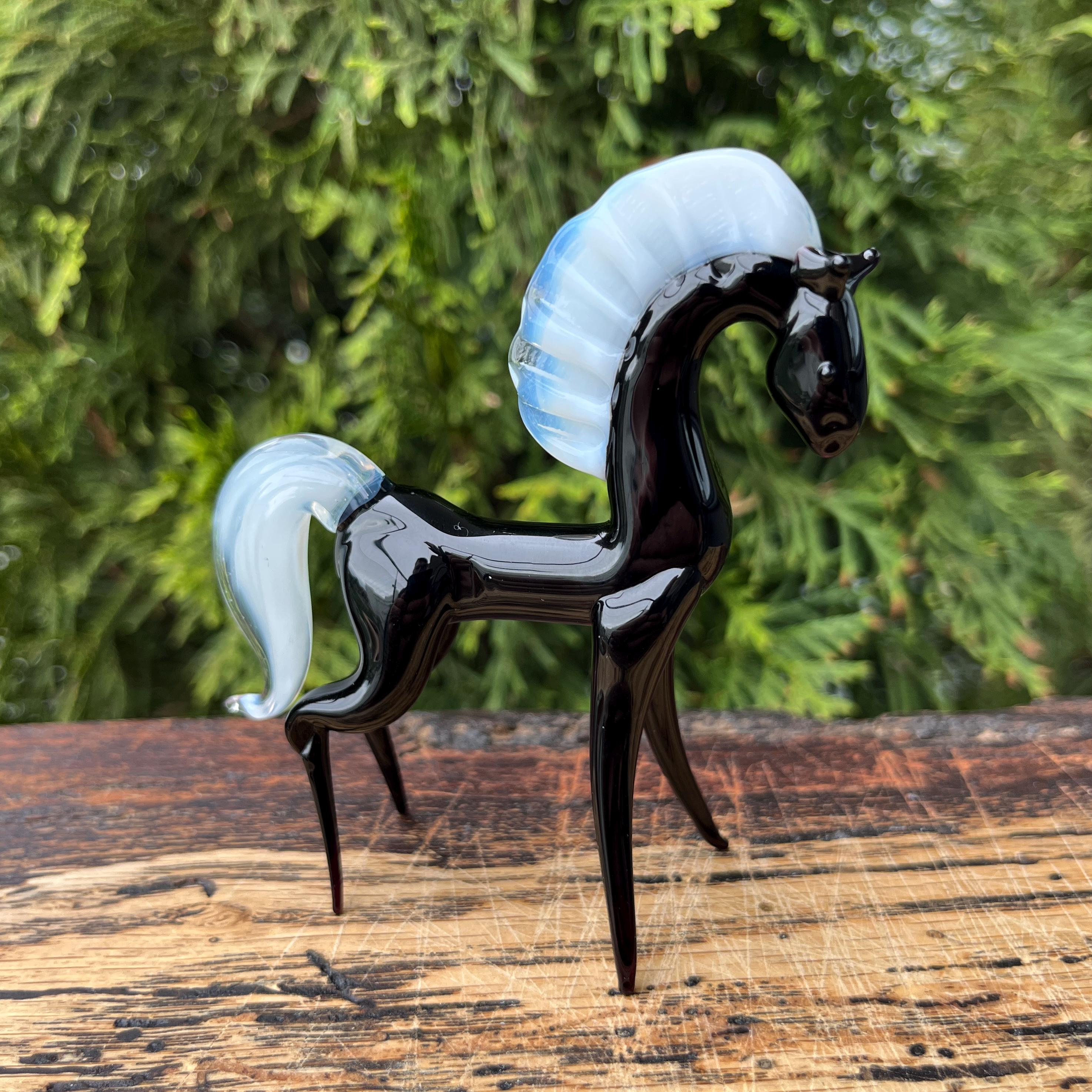 白い尾を持つ黒いガラスの馬の置物 - ムラーノスタイルの馬の彫刻