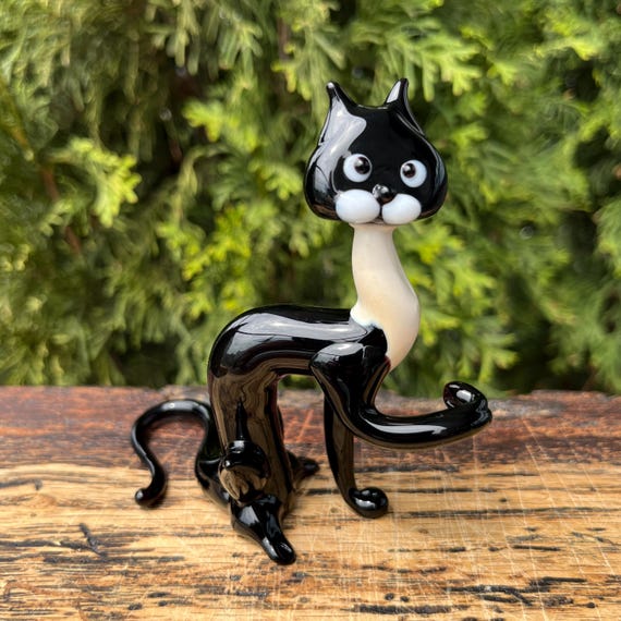 ムラーノスタイルの黒ガラスの猫の置物：コレクター向けのアートガラス
