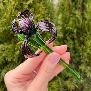 Paars glazen irisbloembeeldje, lange steel, handgeblazen geboortebloem