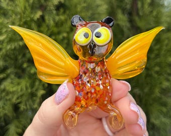 手作りの吹きガラスのフクロウの置物 - 緑色に黄色の顔のアートバード 