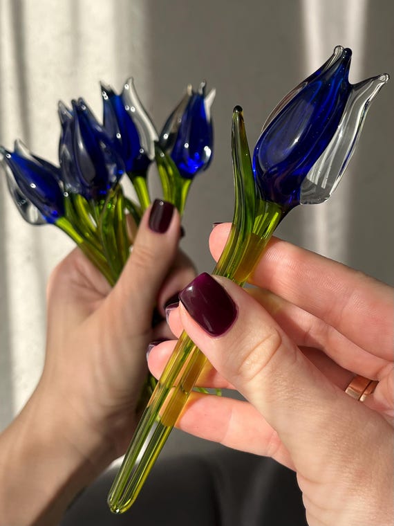 Blue Glass Tulip Flower Figurine – Hand Blown Murano Style Tulip Blue Glass Tulip Flower Figurine – Hand Blown Murano Style Tulip