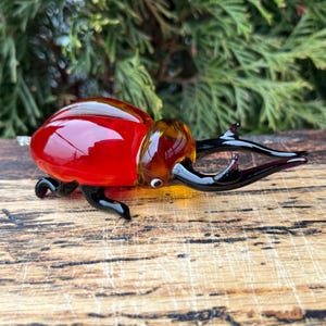 Figura de insecto de cristal rojo – Escultura de insecto soplada a mano – Decoración de escarabajo en miniatura – Regalo coleccionable único