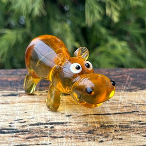 Yellow Glass Hippopotamus Figurine – Miniature Blown Glass Hippo – Murano Style Animal Sculpture – Tiny Hippo Decor – Collectible Glass Gift