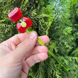 Figura de flor de cristal rojo – Escultura floral soplada a mano – Decoración floral roja – Regalo para ella