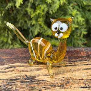 Yellow Glass Cat Figurine – Handcrafted Blown Kitten Sculpture – Miniature Cat Ornament – Collectible Feline Decor – Gift for Cat Lover